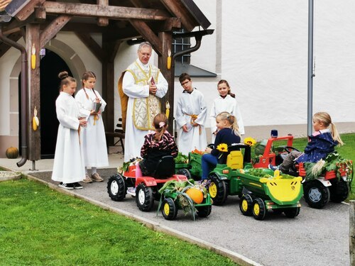 Bacher Erntedankfest mit Kindertraktoren • Potoška zahvalna nedelja polna otroškega veselja (Foto: Pfarrarchiv Neuhaus - Suha)