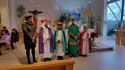 die Sternsinger überbringen die frohe Botschaft (© PAss. Peter Artl)