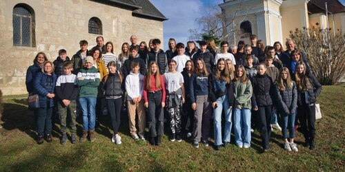 Firmlinge mit ihren Firmbegleiterinnen und -begleitern beim Besuch der Gemeinschaft Ceancolo  (Foto/slika: Pfarrarchiv Neuhaus- Suha)