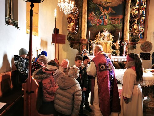 Segnen der Schulkinder, die noch nicht bei der Erstkommunion waren • Blagoslov otrok (Foto: Pfarrarchiv Neuhaus/ Suha)