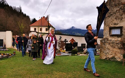 Palmprozession in die Pfarrkirche • Procesija za cvetno nedeljo v farno cerkev (Foto: Pfarrarchiv Neuhaus- Suha)