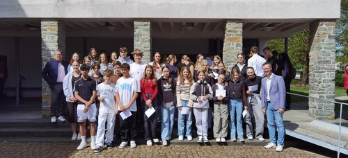 3 der 4 Firmgruppen aus Welzenegg mit den Gruppenleitern Markus Stromberger (1. v. l.) und Peter Artl (1 v. r.) 3 der 4 Firmgruppen aus Welzenegg mit den Gruppenleitern Markus Stromberger (1. v. l.) und Peter Artl (1 v. r.)