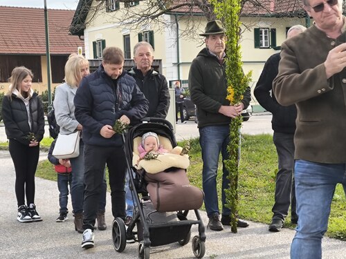 Auch die Kleinsten sind schon dabei • Tudi najmlajši so že zraven (Foto: Pfarrarchiv Schwabegg- Žvabek) Auch die Kleinsten sind schon dabei • Tudi najmlajši so že zraven (Foto: Pfarrarchiv Schwabegg- Žvabek)