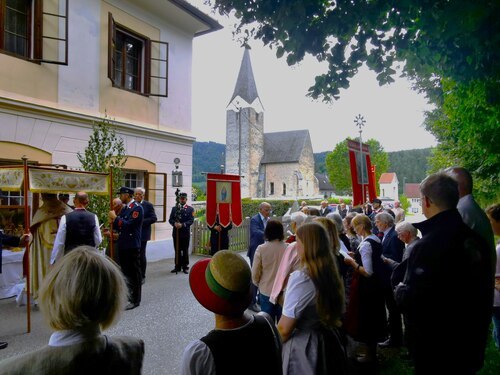 Vor dem Pfarrhof • Pred župniščem (Foto: Pfarre Neuhaus • Župnija Suha) Vor dem Pfarrhof • Pred župniščem (Foto: Pfarre Neuhaus • Župnija Suha)