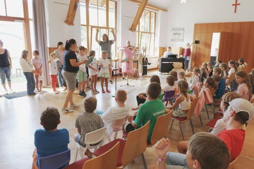 rund 55 Kinder Singen, Malen und Proben gemeinsam im Pfarrsaal Feldkirchen (Foto: © PAss. Peter Artl) rund 55 Kinder Singen, Malen und Proben gemeinsam im Pfarrsaal Feldkirchen (Foto: © PAss. Peter Artl)