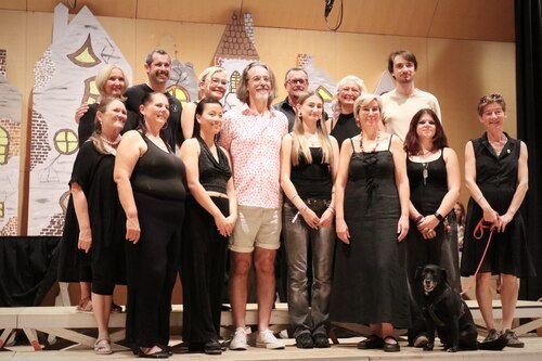 Das Begleiterteam mit Dirigent Ralf Kircher (3.v.l.) Gisela Gsodam (3.v.r.) und Alexandra Warmuth (1.v.l.) (Foto: © PAss. Peter Artl) Das Begleiterteam mit Dirigent Ralf Kircher (3.v.l.) Gisela Gsodam (3.v.r.) und Alexandra Warmuth (1.v.l.) (Foto: © PAss. Peter Artl)