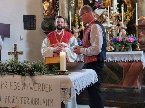 Dankesworte für den Jubilar von PGR Gottfried Borstner (Foto/slika: Pfarrarchiv Neuhaus-Suha)