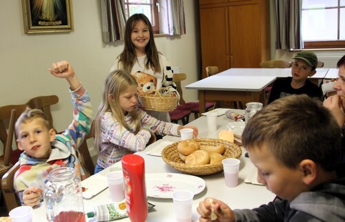 Erspielte Süßigkeiten verteilen (C) Brigitte Weber
