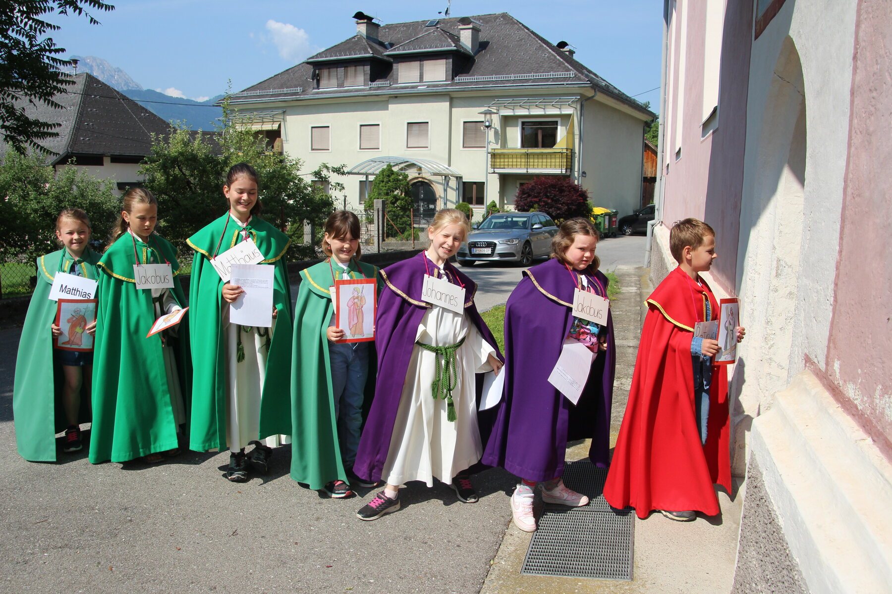 12 Apostel im Mittelpunkt