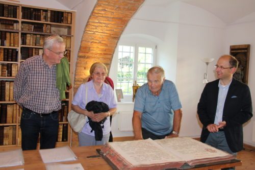Die Besucher konnten einen Blick in alte Bücher der Bibliothek werfen. (© Foto: Stadtpastoral)