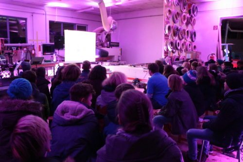 Gottesdienstfeier in der Tischler Aigner in Fefferntiz (© Foto: Peter Artl, Katholische Jugend Kärnten) Gottesdienstfeier in der Tischler Aigner in Fefferntiz (© Foto: Peter Artl, Katholische Jugend Kärnten)