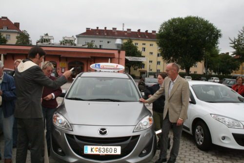 Auch die Fahrschule Janeschitz ließ das Auto von Dompfarrer Allmaier segnen. (© Foto: Stadtpastoral)