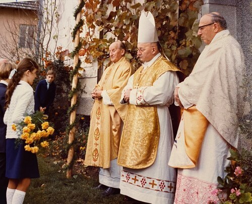 Begrüßung des Goldenen Priesterjubilars Prälat Alexius Zechner 1976 in Schwabegg • Pozdrav domačina, prelata Aleša Zechnerja p.d. Jugovega Lekšeja v domači fari za zlati mašniški jubilej (Foto: Pfarrarchiv Schwabegg- Žvabek)