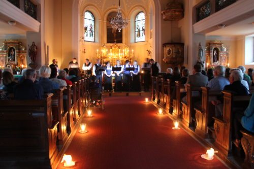 Kerzenlicht sorgte für die entsprechende Stimmung in der Pfarrkirche. (© Foto: Stadtpastoral)