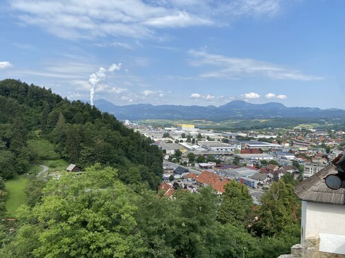 Rauch aus dem Braunkohlekraftwerk Šostanj und Hausgerätefabrik Gorenje in Velenje • Termoelektrarna Šoštanj in tovarna gospodinjskih strojev Gorenje v Velenju (Foto: Pfarrarchiv Neuhaus- Suha)