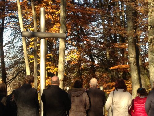Gebet beim Friedensforst. (© Foto: Stadtpastoral )