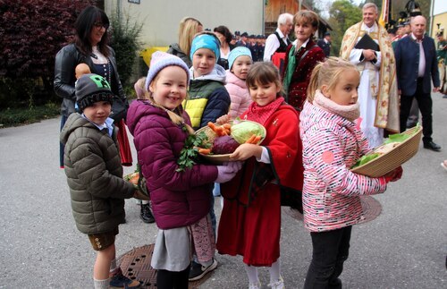 Kinder vor dem Einzug (C) Brigitte Weber