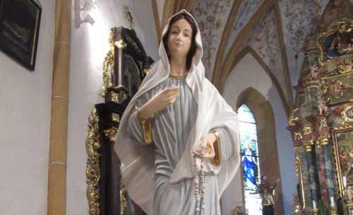 „Gospa“ – die Mutter Gottes von Medjugorje, die Königin des Friedens. Statue in der Pfarrkirche St. Stefan (bei den Medjugorje-Andachten beim Volksaltar). (Foto: PSt).