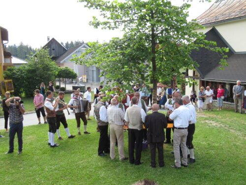 Nach dem Festgottesdienst am Kirchtag-Sonntag wird unter der Linde musiziert und gesungen. Beim Kirchtag 2019 in St. Paul mit dabei: Gailtaler Kirchtagsmusi und Quintett Karnitzen (Chorleiter Hermann Fritz)