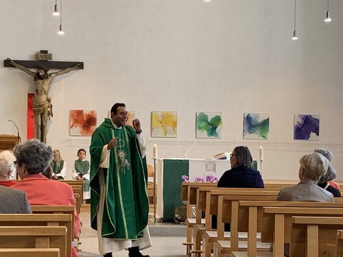 Predigt von Pfarrer Antony (© Foto: Pastoralhilfe Halyna Fito)