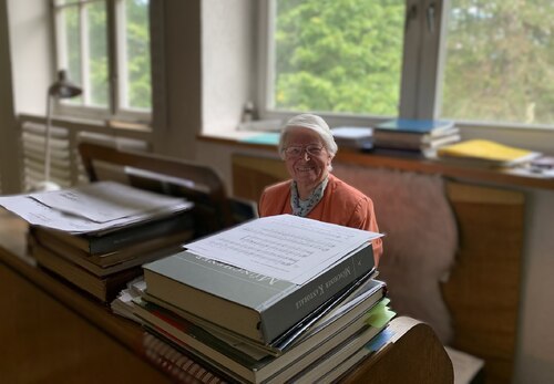 Frau Grete Lechner an der Orgel (© Foto: Pastoralhilfe Halyna Fito)