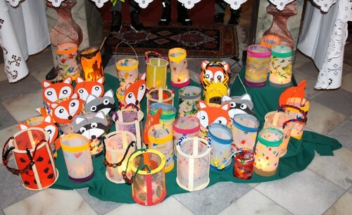 Laternen vor dem Altar (C) Anna-Maria Ramsbacher