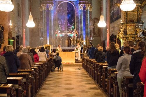 Abschluss der “außerordentlichen“ Heilig-Haupt-Andacht mit anschließendem Nightfever (Foto: © Peter Artl)