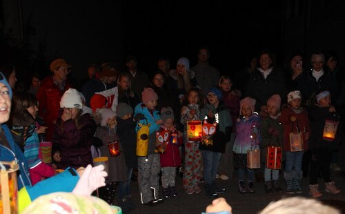 Vor der Kirche (C) Anna-Maria Ramsbacher