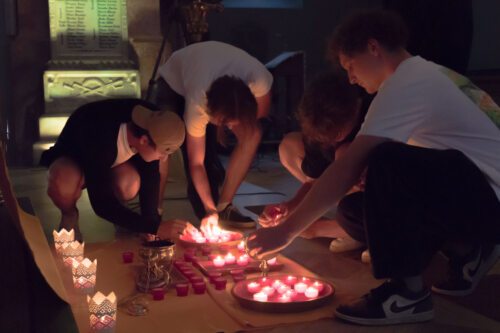 Jugendliche Nachtbummler werden eingeladen in der Kirche eine Kerzen zu entzünden! (Foto: © Peter Artl)