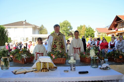 Provisor P. Franz Medryk mit den Ministrantinnen Anna und Luisa (C) Brigitte Weber Provisor P. Franz Medryk mit den Ministrantinnen Anna und Luisa (C) Brigitte Weber
