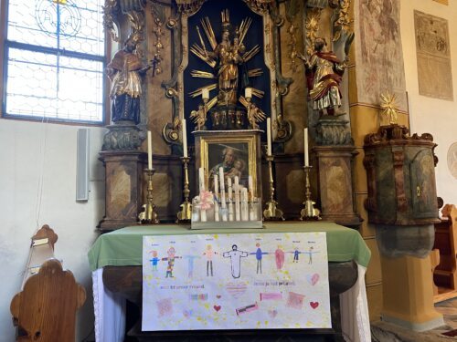 Plakat gestaltet von den Erstkommunionkindern in der Schule • Plakat: Jezus je naš prijatelj (Foto: Pfarrarchiv Neuhaus- Suha) Plakat gestaltet von den Erstkommunionkindern in der Schule • Plakat: Jezus je naš prijatelj (Foto: Pfarrarchiv Neuhaus- Suha)