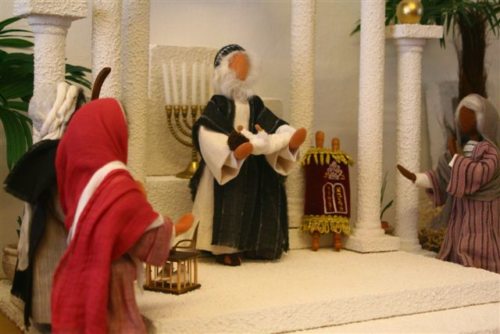 Eltern bringen den Erstgeborenen in den Tempel - Biblische Figuren von Sr. Bernadette und Sr. Isabella im Bildungshaus Stift St. Georgen (© Foto: Georg Haab)