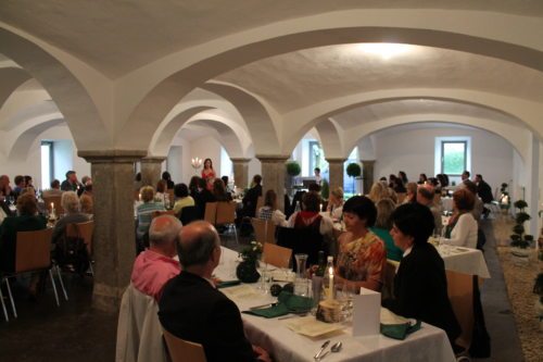 Im voll besetzten Säulensaal wurden die Gäste musikalisch und kulinarisch mit Spezialitäten verwöhnt (© Foto: Mag. C. Smolle) Im voll besetzten Säulensaal wurden die Gäste musikalisch und kulinarisch mit Spezialitäten verwöhnt (© Foto: Mag. C. Smolle)