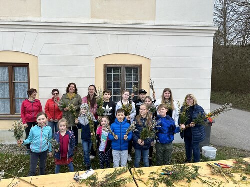 Palmbuschenbinden verbindet und macht Freude • Veselje ob skupnem pletenju praseljcev (Foto: Pfarrarchiv Neuhaus- Suha)