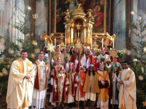 Die Sternsinger mit Dompfarrer Peter Allmaier und Fr. Suresh in der Domkirche. (© Foto: Dompfarre)