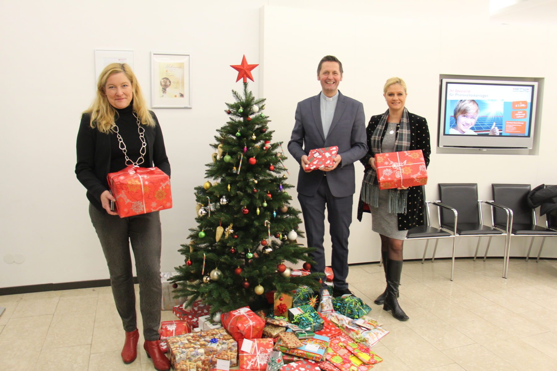 Glückliche Kinder zum Weihnachtsfest