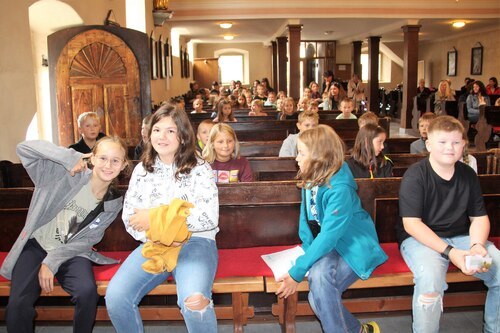 Kinder in der Kirche (C) Anita Hartlieb Kinder in der Kirche (C) Anita Hartlieb