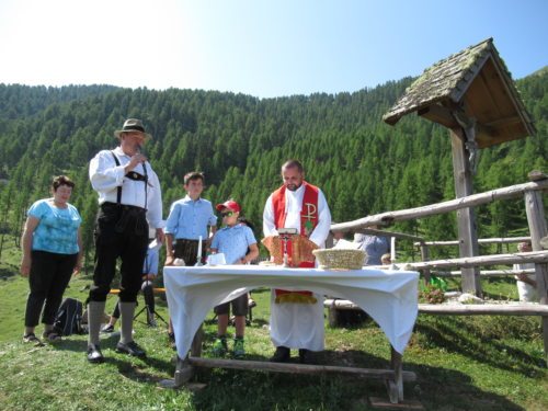 Almobmann Ludwig Lackner mit Provisor Marcin Mrawczynski, den beiden Ministranten Michael Lackner und Sebastian Zankl und der Messnerin Annemarie Janschitz. (Foto: PSt).