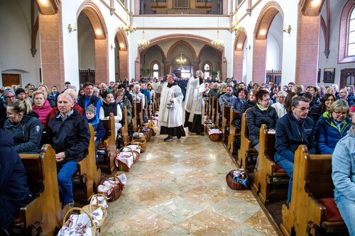 Eine der mehreren Speisesegnungen am Nachmittag des Karsamstags.<br />
Foto: Georg Brandstätter Eine der mehreren Speisesegnungen am Nachmittag des Karsamstags.<br />
Foto: Georg Brandstätter