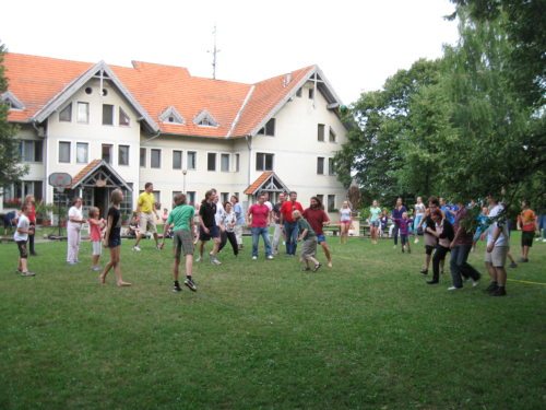 Zlata žoga vsakemu udeležencu slovenskega tedna v Kančevcih. (© Foto: zp)