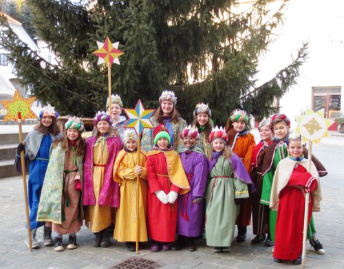 Die Sternsinger vorm Einzug in die Kirche am Dreikönigstag (© Foto: Lydia Messner)