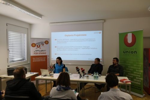 Projektkoordinatorin Leitern informiert die anwsenden MedienvertreterInnen (© Kollienz/DSG Kärnten) Projektkoordinatorin Leitern informiert die anwsenden MedienvertreterInnen (© Kollienz/DSG Kärnten)