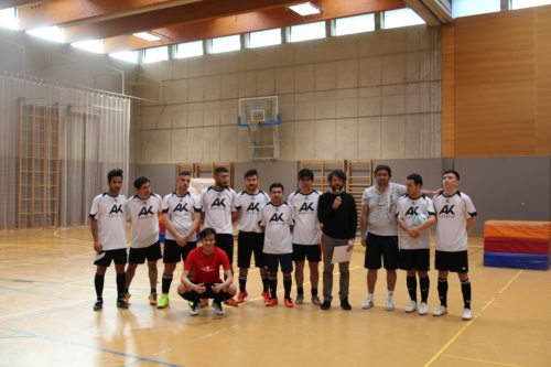 Die Teams stellten sich bei der Eröffnung selber vor - hier die Mannschaft der VHS Villach (© Ogris/DSG Kärnten)