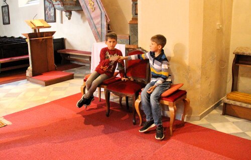 Simon und Elias üben das Läuten (C) Brigitte Weber