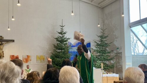 Dr. Charles Lwanga Mubiru feierte den Gottesdienst (Foto : Halyna Fito)