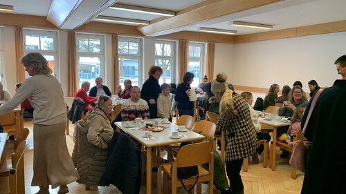 Pfarrcafé im Pfarrsaal (Foto : Halyna Fito)