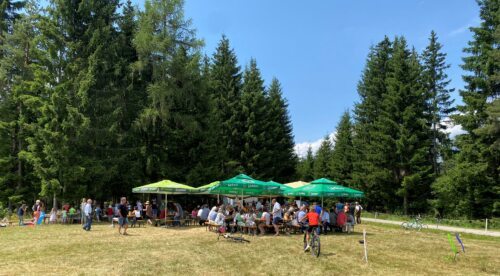 Familientreffen am Kömmelgupf • Srečanje pri Štiabarju (Foto: Pfarrarchiv Neuhaus- Suha)