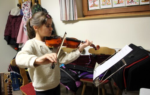Nina spielt Geige (C) Brigitte Weber