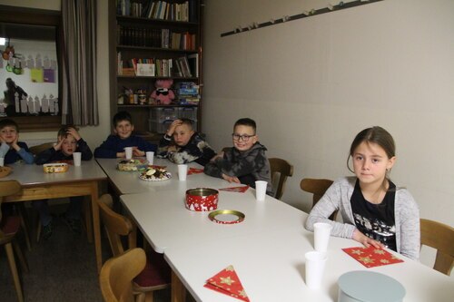 Kinder beim Zuhören (C) Brigitte Weber