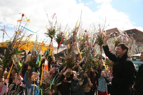 Die Segnung der Palmbuschen auf dem Neuen Platz. (© Foto: Stadtpastoral)